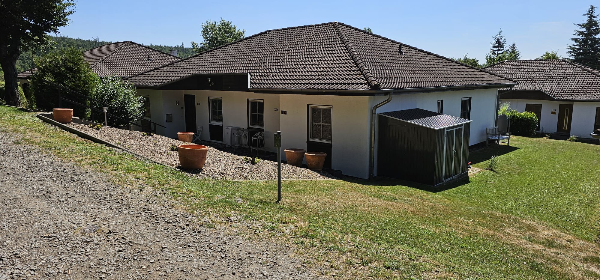 De bungalow gezien vanaf de tuinzijde