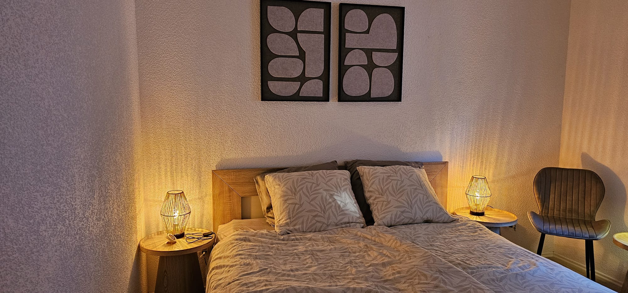 Sfeervolle slaapkamer met tweepersoonsbed