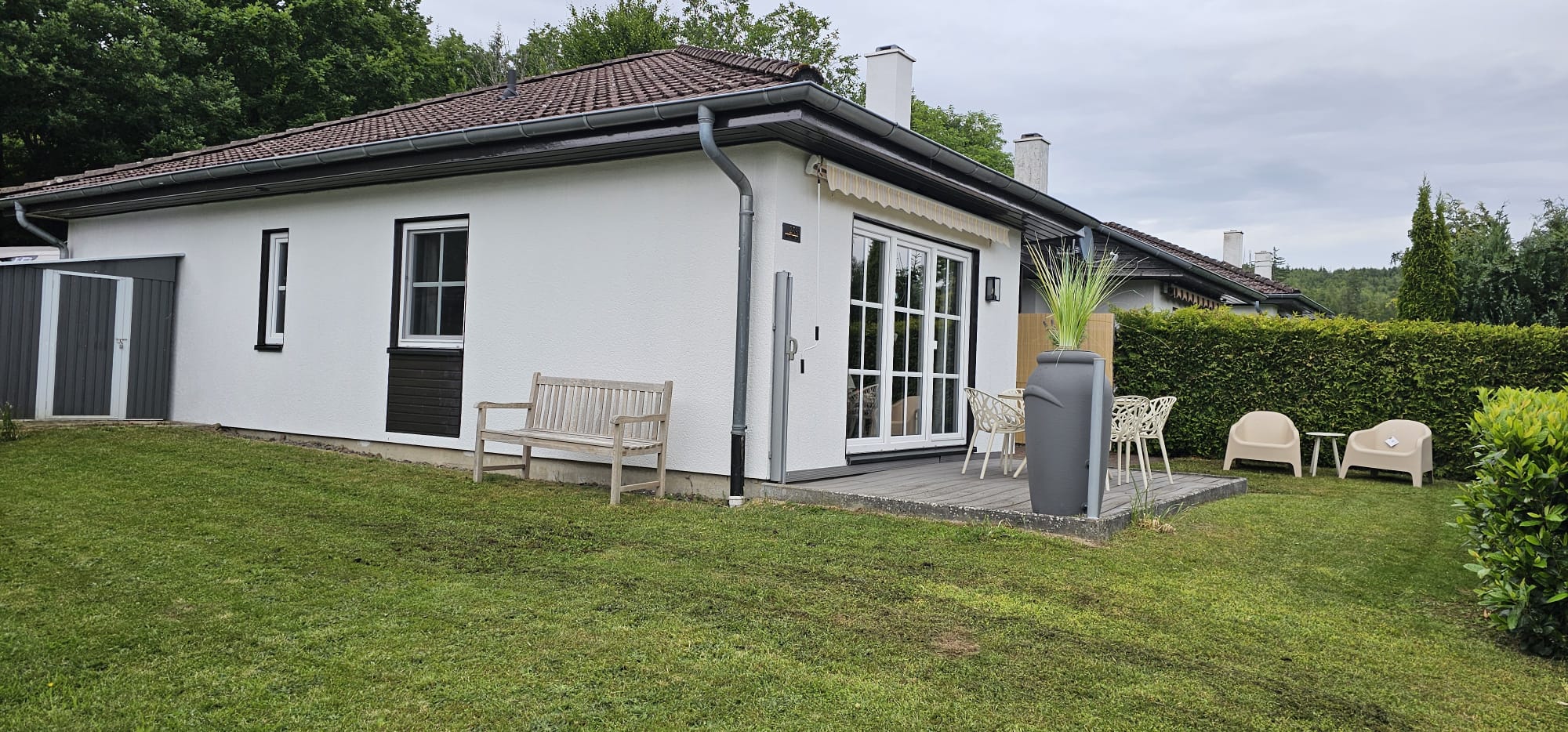 Lichte woonkamer met uitzicht op de tuin