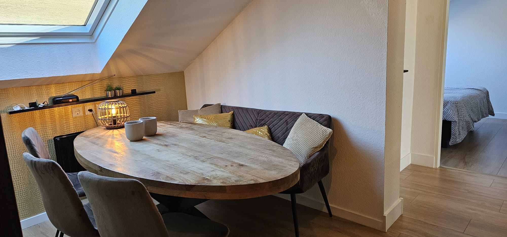 Eethoek met bank en doorkijk naar slaapkamer