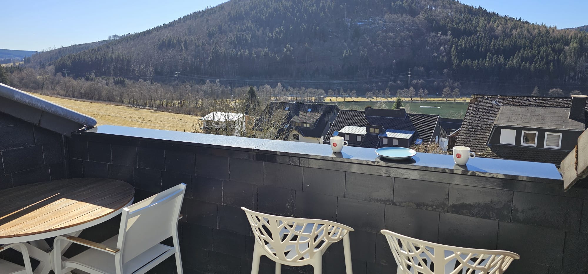 Terras met tuinstoelen winterzicht