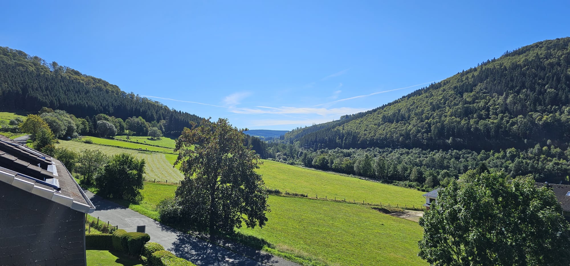 Panoramisch uitzicht Sauerland vallei vanuit Haus Seeblick