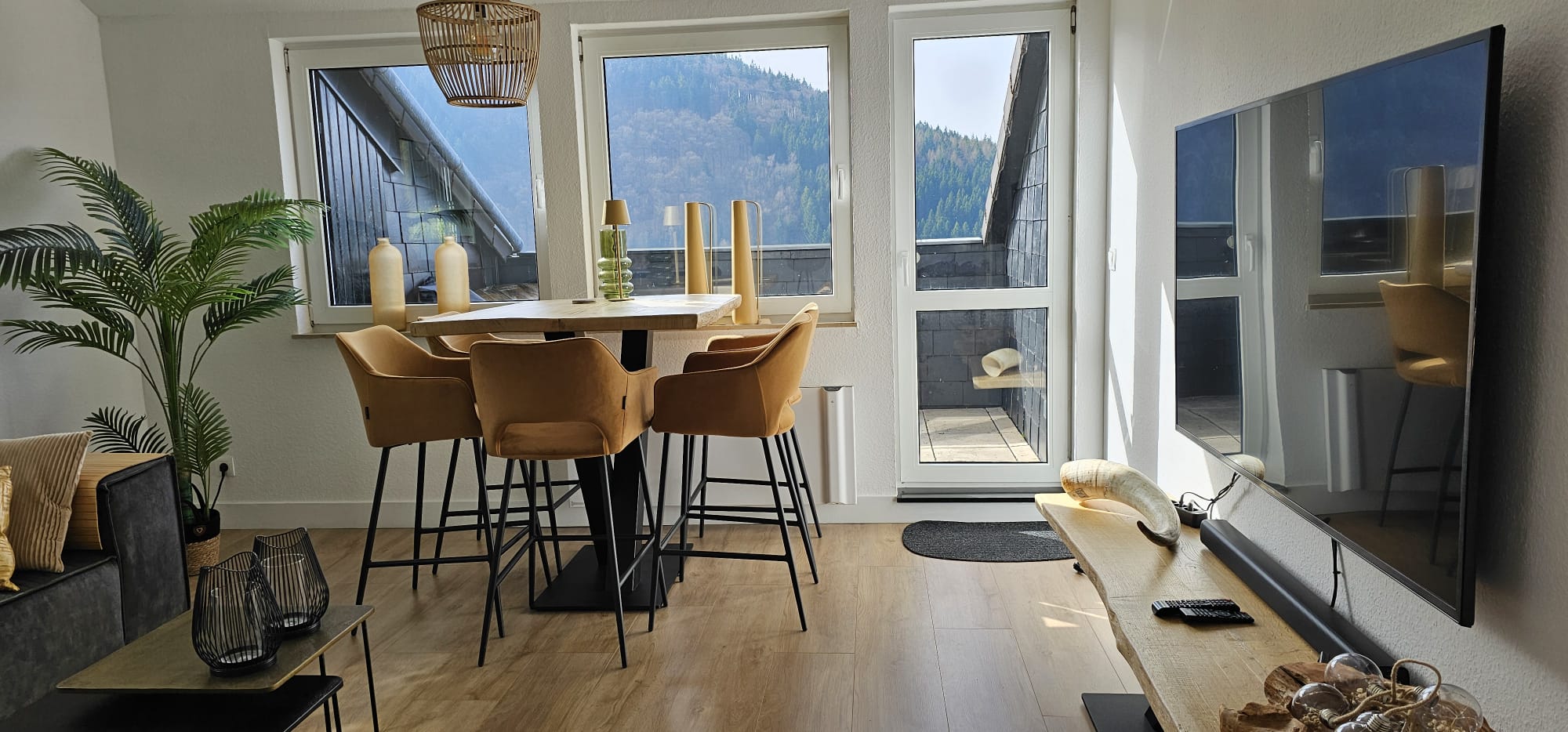Lichte woonkamer Haus Seeblick met panoramaramen en bergzicht