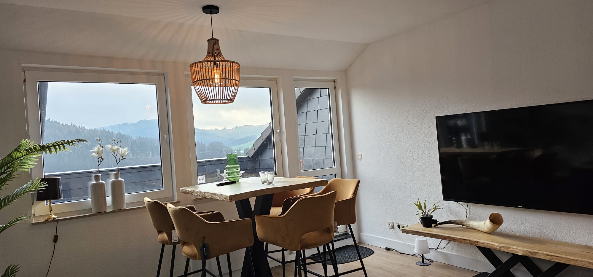 Bartafel en 65-inch tv woonkamer